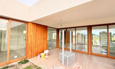 Casa 4 ambientes  en Venta - Barrio Arenas Chico