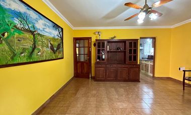 Casa Venta 4 amb - Lote propio c / cochera, patio y lavadero