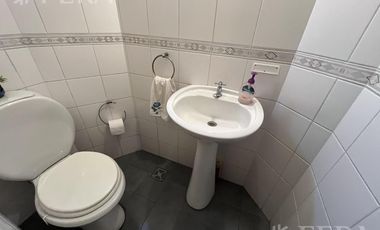 Venta de casa de 6 ambientes con cochera y piscina en Sarandí