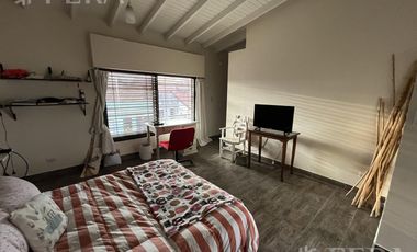 Venta de casa de 6 ambientes con cochera y piscina en Sarandí