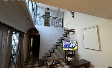 Venta de casa de 6 ambientes con cochera y piscina en Sarandí