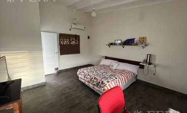 Venta de casa de 6 ambientes con cochera y piscina en Sarandí