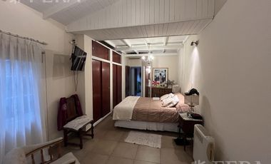 Venta de casa de 6 ambientes con cochera y piscina en Sarandí