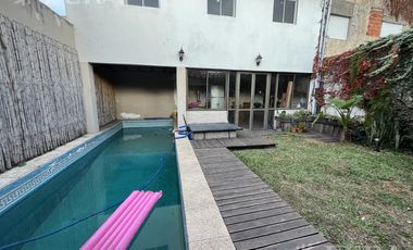 Venta de casa de 6 ambientes con cochera y piscina en Sarandí