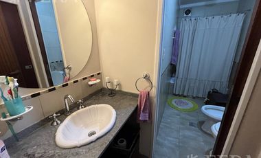 Venta de casa de 6 ambientes con cochera y piscina en Sarandí