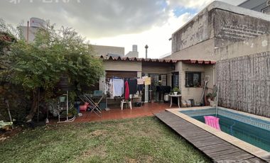 Venta de casa de 6 ambientes con cochera y piscina en Sarandí