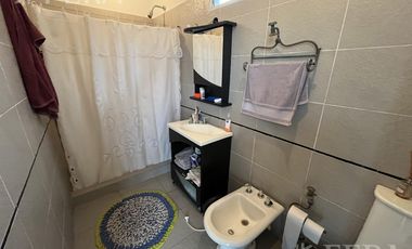 Venta de casa de 6 ambientes con cochera y piscina en Sarandí