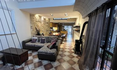 Venta de casa de 6 ambientes con cochera y piscina en Sarandí