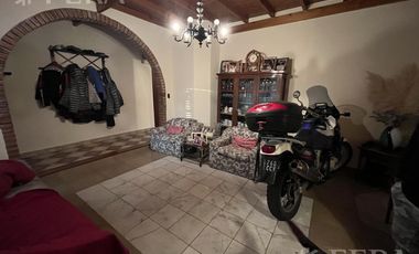 Venta de casa de 6 ambientes con cochera y piscina en Sarandí