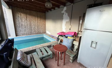 Venta de casa de 6 ambientes con cochera y piscina en Sarandí
