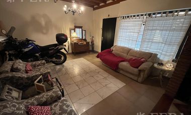 Venta de casa de 6 ambientes con cochera y piscina en Sarandí