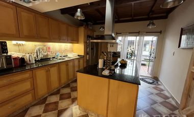 Venta de casa de 6 ambientes con cochera y piscina en Sarandí