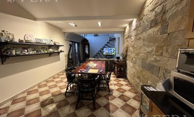 Venta de casa de 6 ambientes con cochera y piscina en Sarandí