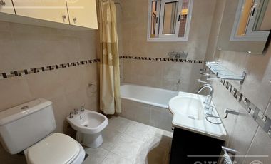 Departamento de 3 ambientes con cochera en venta en Quilmes .Apto Crédito.