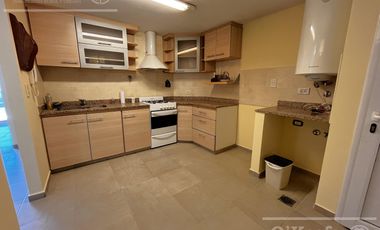 Departamento de 3 ambientes con cochera en venta en Quilmes .Apto Crédito.
