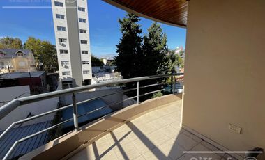 Departamento de 3 ambientes con cochera en venta en Quilmes .Apto Crédito.