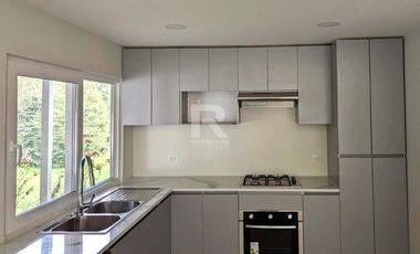 CASA RENOVADA EN PARQUE IVIAN.