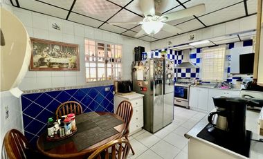 Casa Remodelada en Brisas del Golf con Terraza Bar en Venta - LH