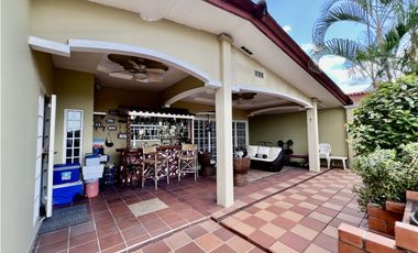 Casa Remodelada en Brisas del Golf con Terraza Bar en Venta - LH