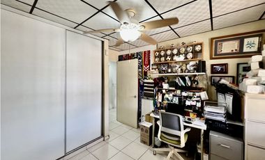 Casa Remodelada en Brisas del Golf con Terraza Bar en Venta - LH