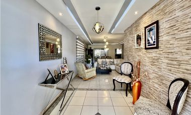 Casa Remodelada en Brisas del Golf con Terraza Bar en Venta - LH