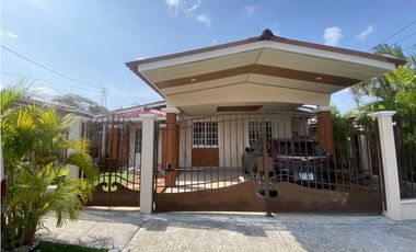 Casa Remodelada en Brisas del Golf con Terraza Bar en Venta - LH