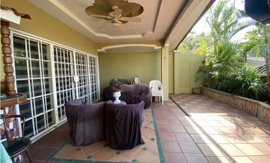 Casa Remodelada en Brisas del Golf con Terraza Bar en Venta - LH