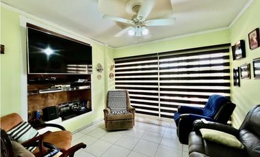 Casa Remodelada en Brisas del Golf con Terraza Bar en Venta - LH