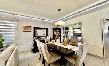 Casa Remodelada en Brisas del Golf con Terraza Bar en Venta - LH