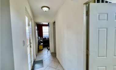 Casa Remodelada en Brisas del Golf con Terraza Bar en Venta - LH