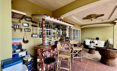 Casa Remodelada en Brisas del Golf con Terraza Bar en Venta - LH