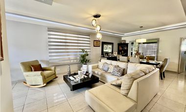 Casa Remodelada en Brisas del Golf con Terraza Bar en Venta - LH