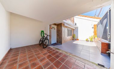 VENTA CASA 2 DORMITORIOS GRANADERO BAIGORRIA PATIO