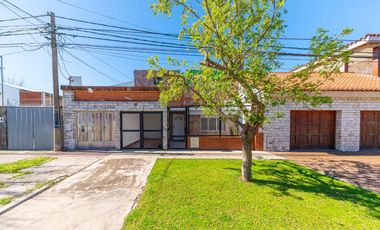 VENTA CASA 2 DORMITORIOS GRANADERO BAIGORRIA PATIO