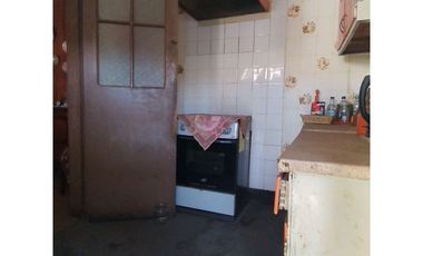 Vende  casa con gran patio en la cisterna