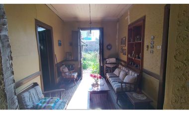 Vende  casa con gran patio en la cisterna