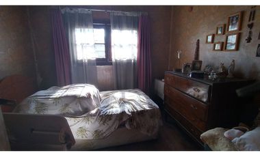 Vende  casa con gran patio en la cisterna