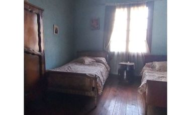 Vende  casa con gran patio en la cisterna