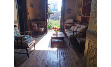 Vende  casa con gran patio en la cisterna