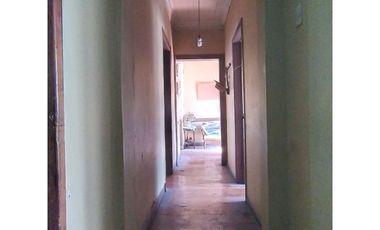 Vende  casa con gran patio en la cisterna