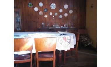 Vende  casa con gran patio en la cisterna