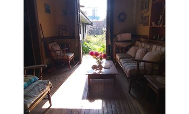 Vende  casa con gran patio en la cisterna