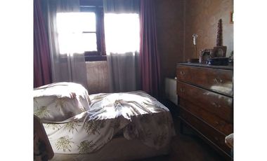 Vende  casa con gran patio en la cisterna