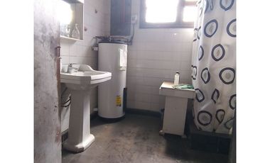 Vende  casa con gran patio en la cisterna