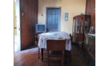 Vende  casa con gran patio en la cisterna