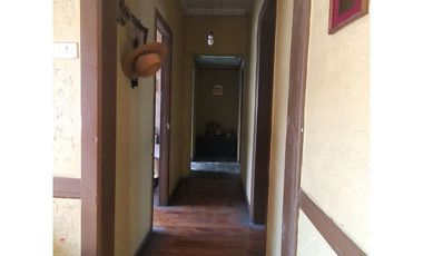 Vende  casa con gran patio en la cisterna