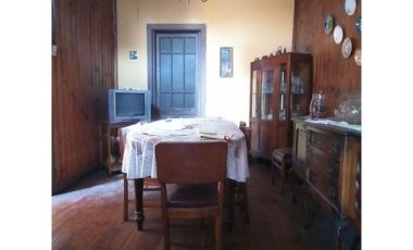 Vende  casa con gran patio en la cisterna