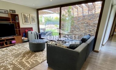 LUMINOSA Y MODERNA CASA CONDOMINIO LOS BOSQUES PIEDRA ROJA