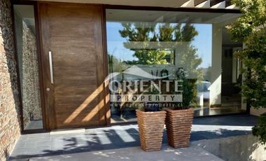 LUMINOSA Y MODERNA CASA CONDOMINIO LOS BOSQUES PIEDRA ROJA