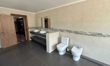 Casa en arriendo en LA REINA